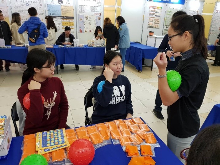 健康促進博覽會中同學教導民眾如何使用抗力球做運動，以預防肌少症