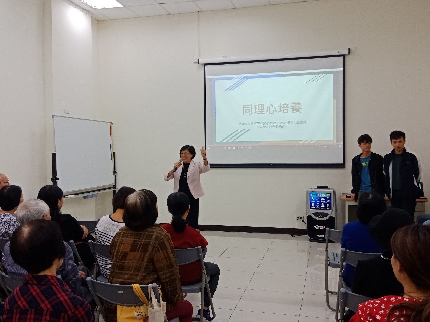 劉老師說明流程課程內容，並讓輔大學生與里民相互認識