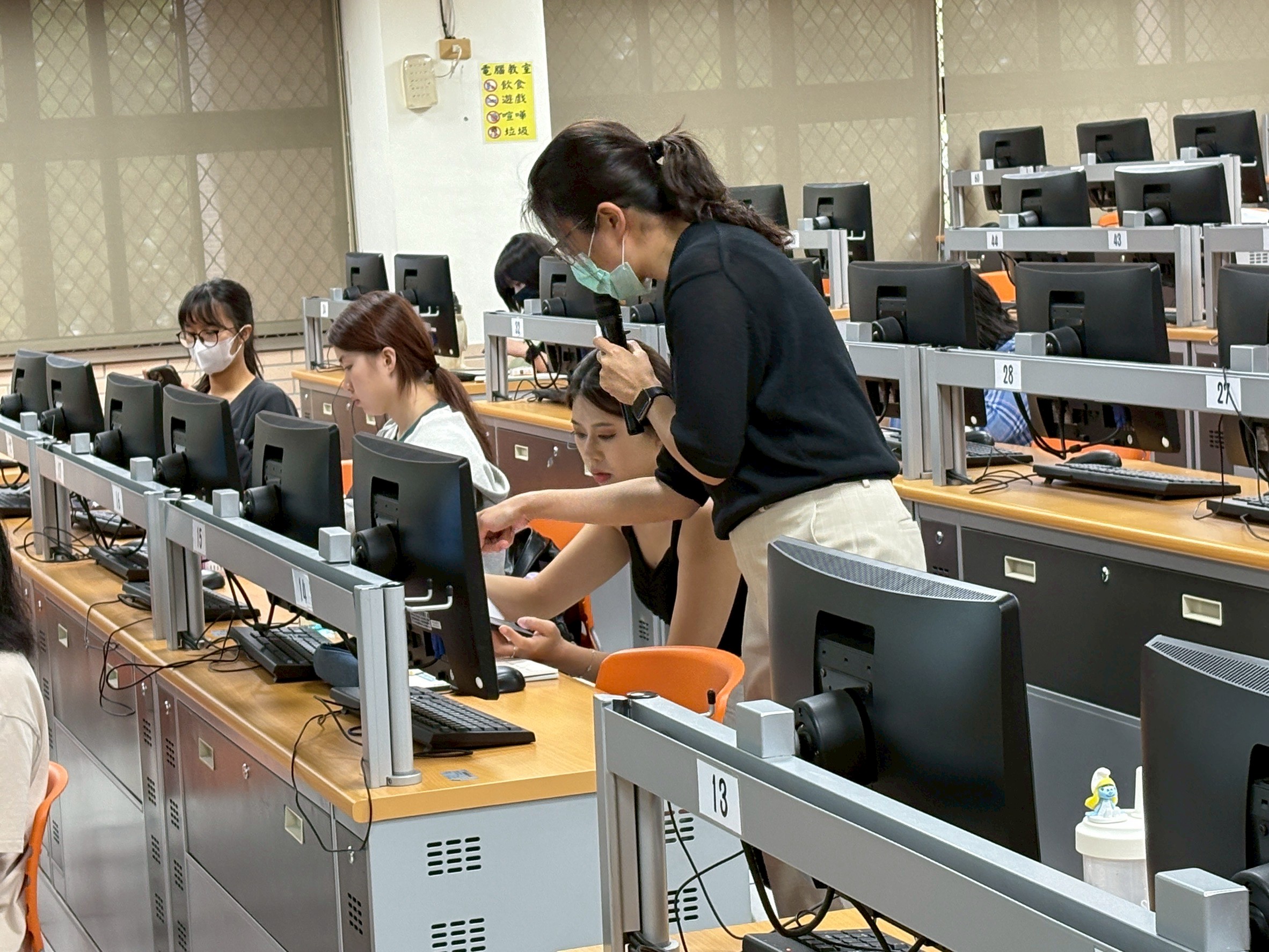 本校全人中心林淑雯老師帶領寫作測驗考前工作坊
