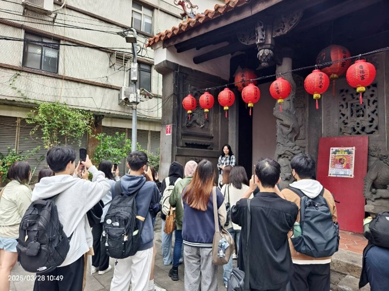 講師講解新莊廣福宮（三山國王廟）保有客家先民的樸素風格特色，入口中門兩側的石獅子特別之處