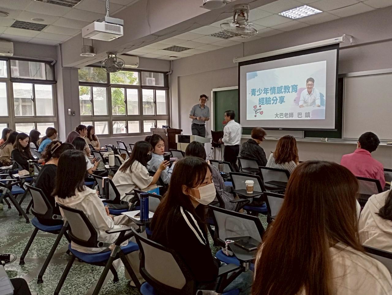 課堂中巴鎮老師與潘老師互動