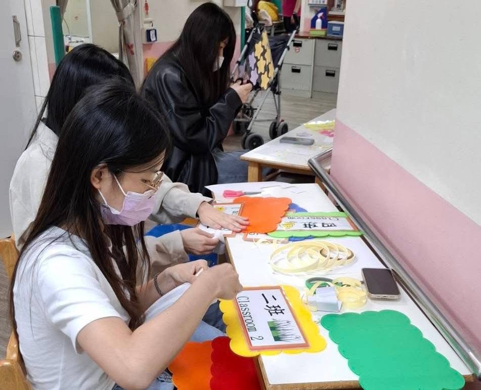 同學在愛智服務中心進行布置