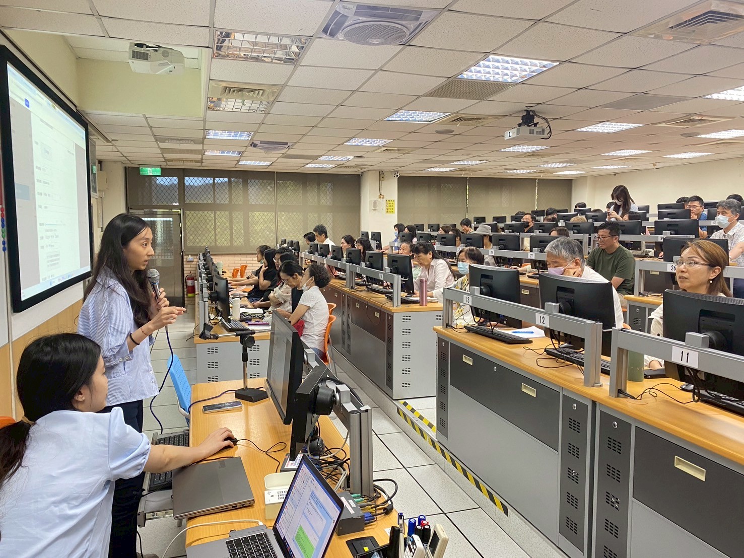 參與教師認真學習