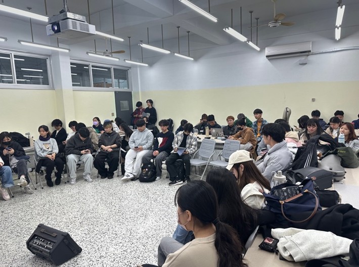 介紹更多互動方式與帶領長者之動作，並將教室座位圍成舞台形狀