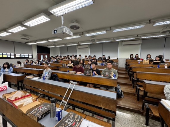 同學於教室用餐