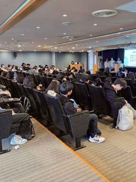 三班級同學共同聆聽入圍