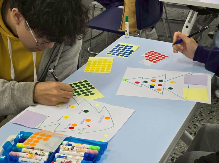 種籽們繪製自己的故事聖誕樹