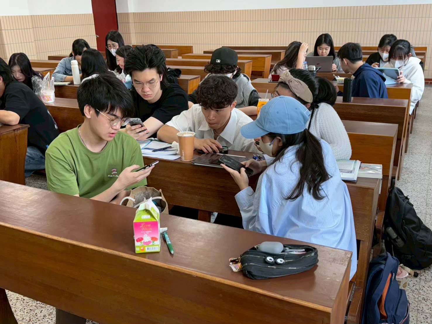 小組討論角色立場台詞後， 重新分組與其他組成員互相辯護自己立場