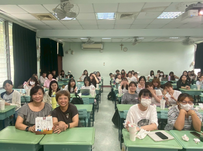 贈禮與同學合照