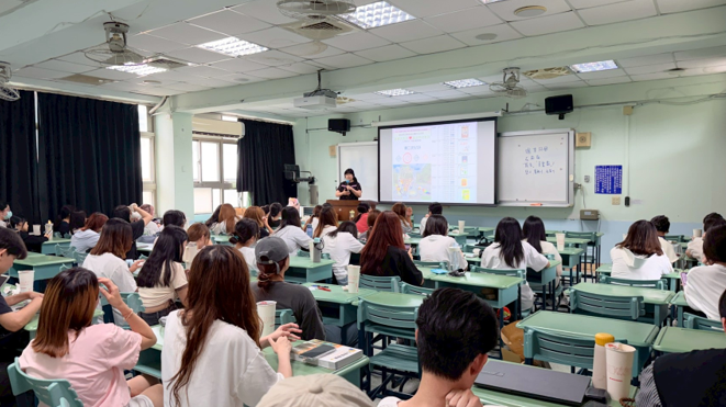 章寶瑩園長針對同學選擇的繪本提供建議。