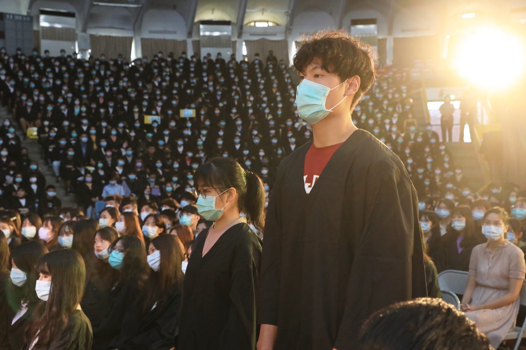 江均大一入學時擔任教育學院的新生代表，參與新生開學典禮。
