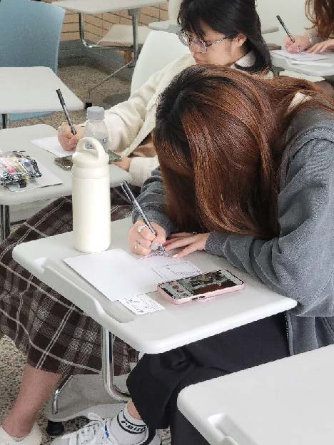 同學們利用代針筆，將老師所教 授的技巧，運用在禪繞畫中