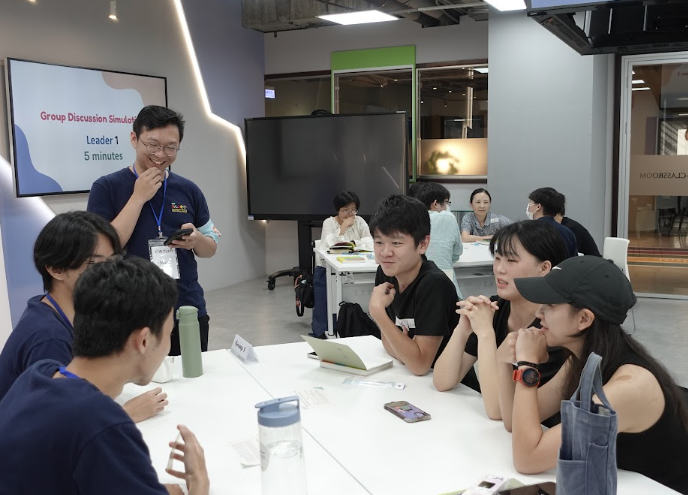 台大帶領員帶領輔仁大學師生小組討論