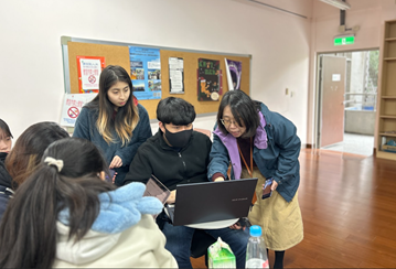 香蘭與小組討論網頁設計的細節