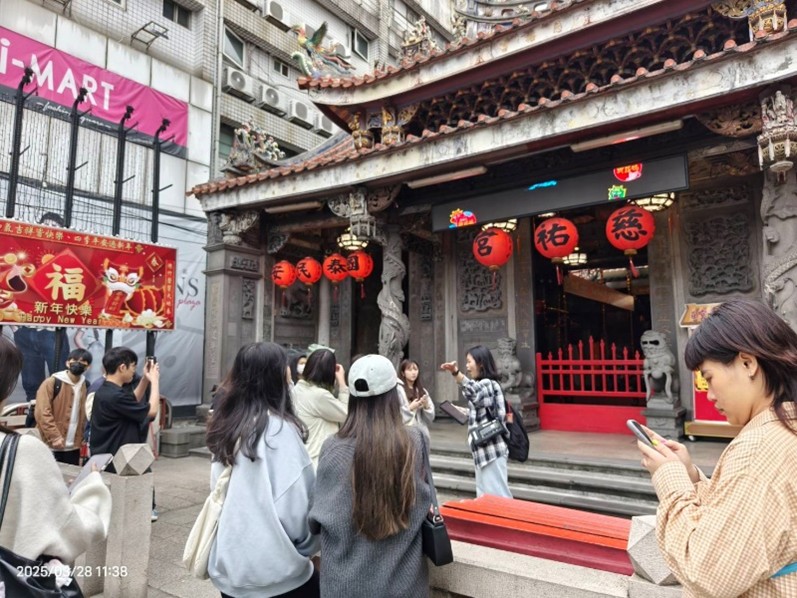 慈祐宮是新莊最古老的寺廟，媽祖不僅是航海者的守護神，更是新莊人精神上的寄託