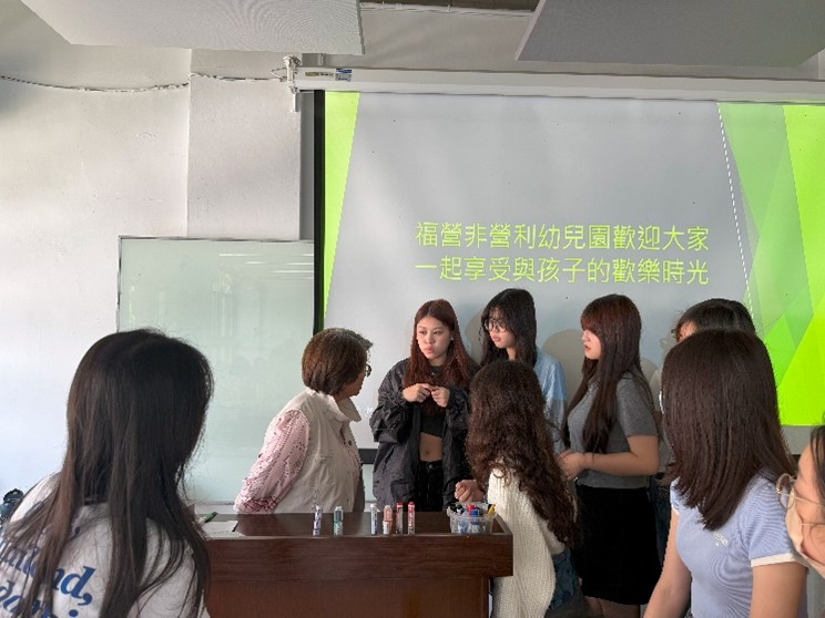 與小組同學討論進園的活動設計