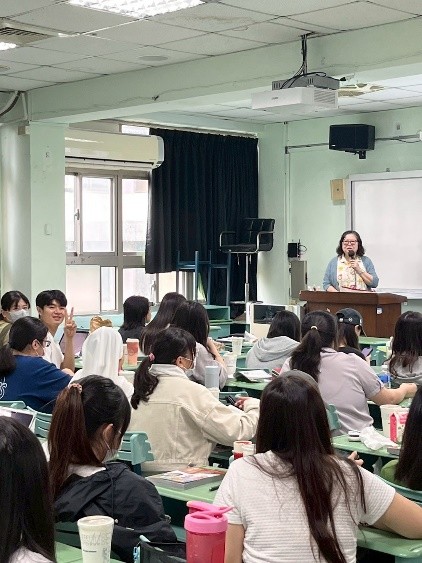 愛智講師與同學一起討論成果