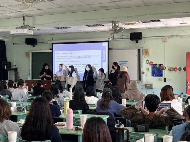 同學上台重演小朋友反應熱烈的手指瑤