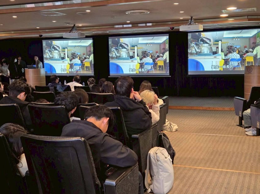 除了口頭簡報，也透過影片的方式讓報告更生動活潑