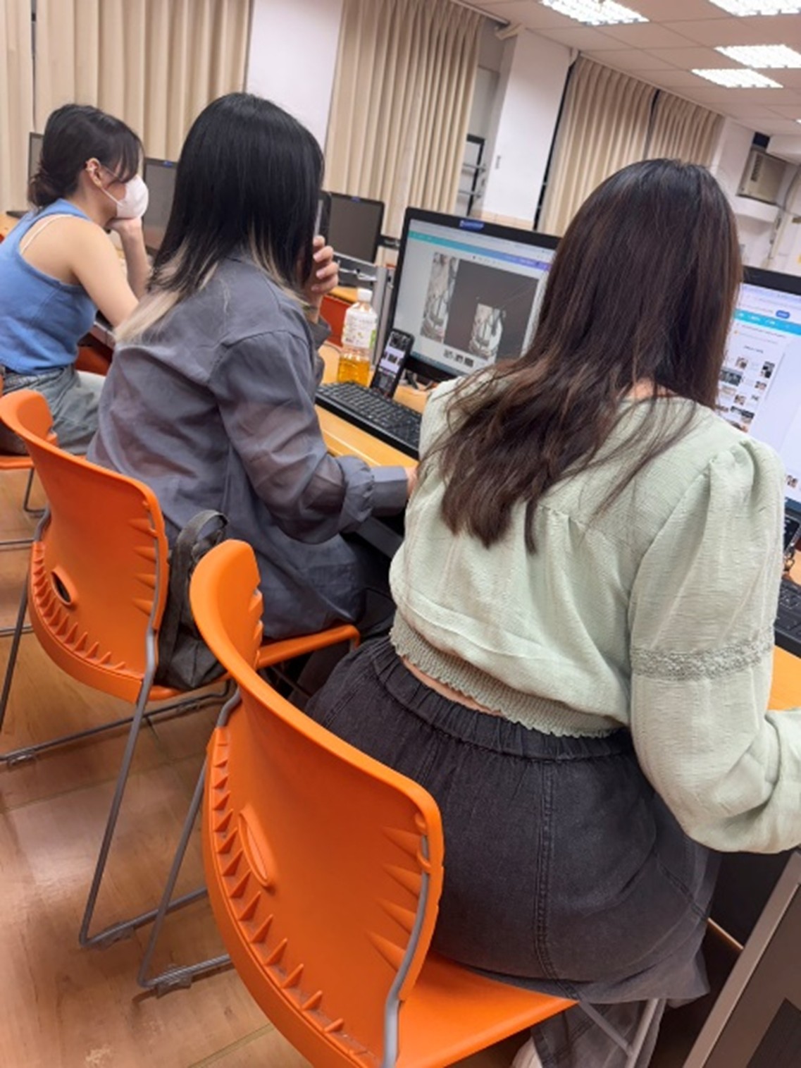 電腦教室使用AI實體與線上課程