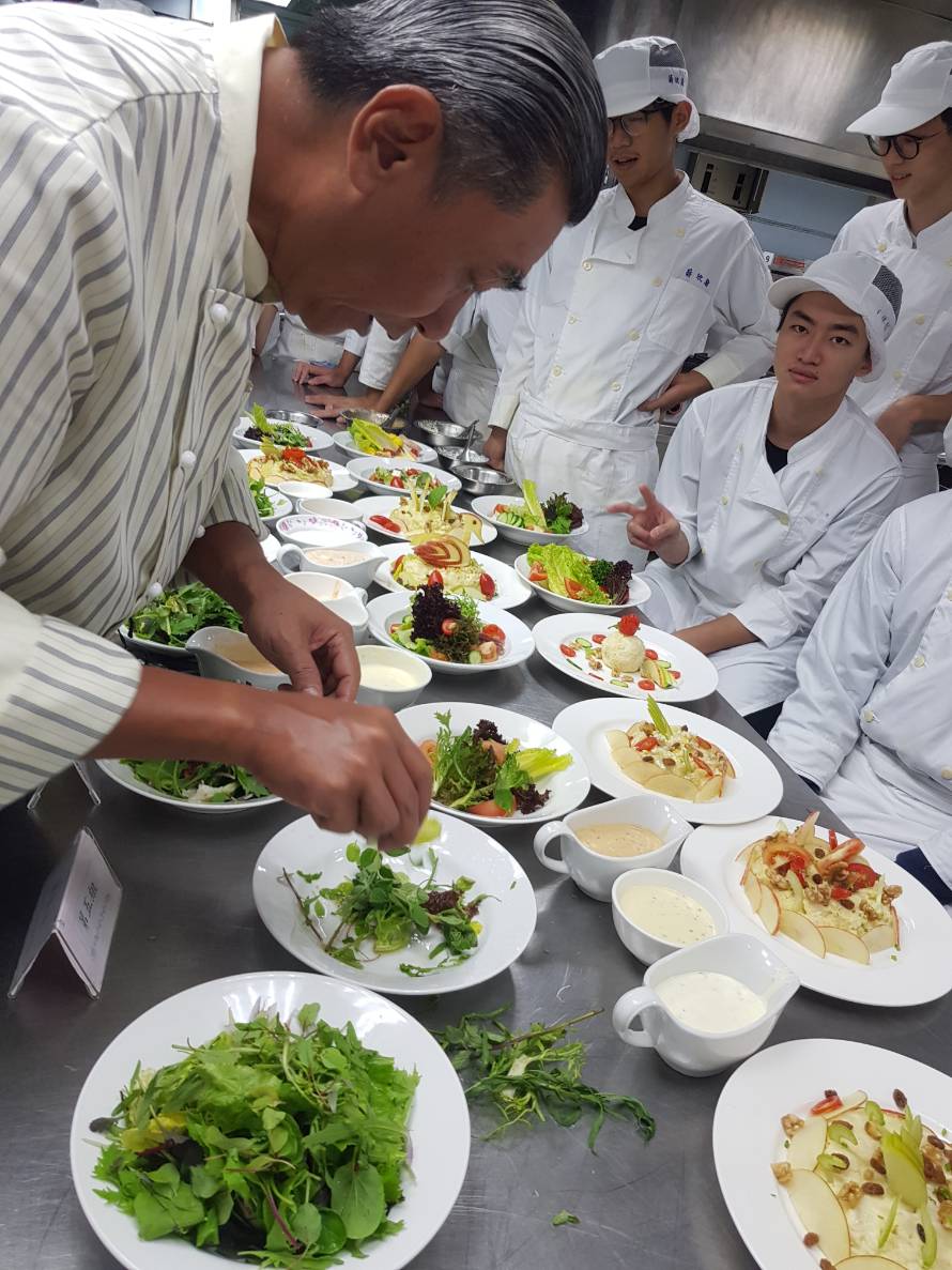 課程中邀請飯店主廚擔任業師，示範餐點擺盤