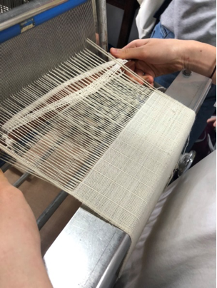 使用織品系桌上型鐵織機與麻紗線進行布料改質設計2