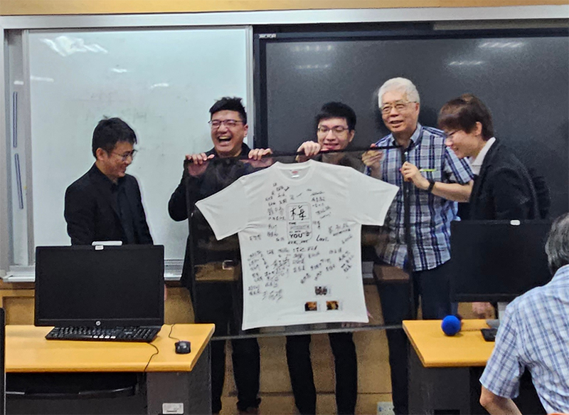 系友們感謝NISRA指導老師梅興一直以來對同學們的用心栽培，特地帶來簽名Ｔ-shirt給老師驚喜。