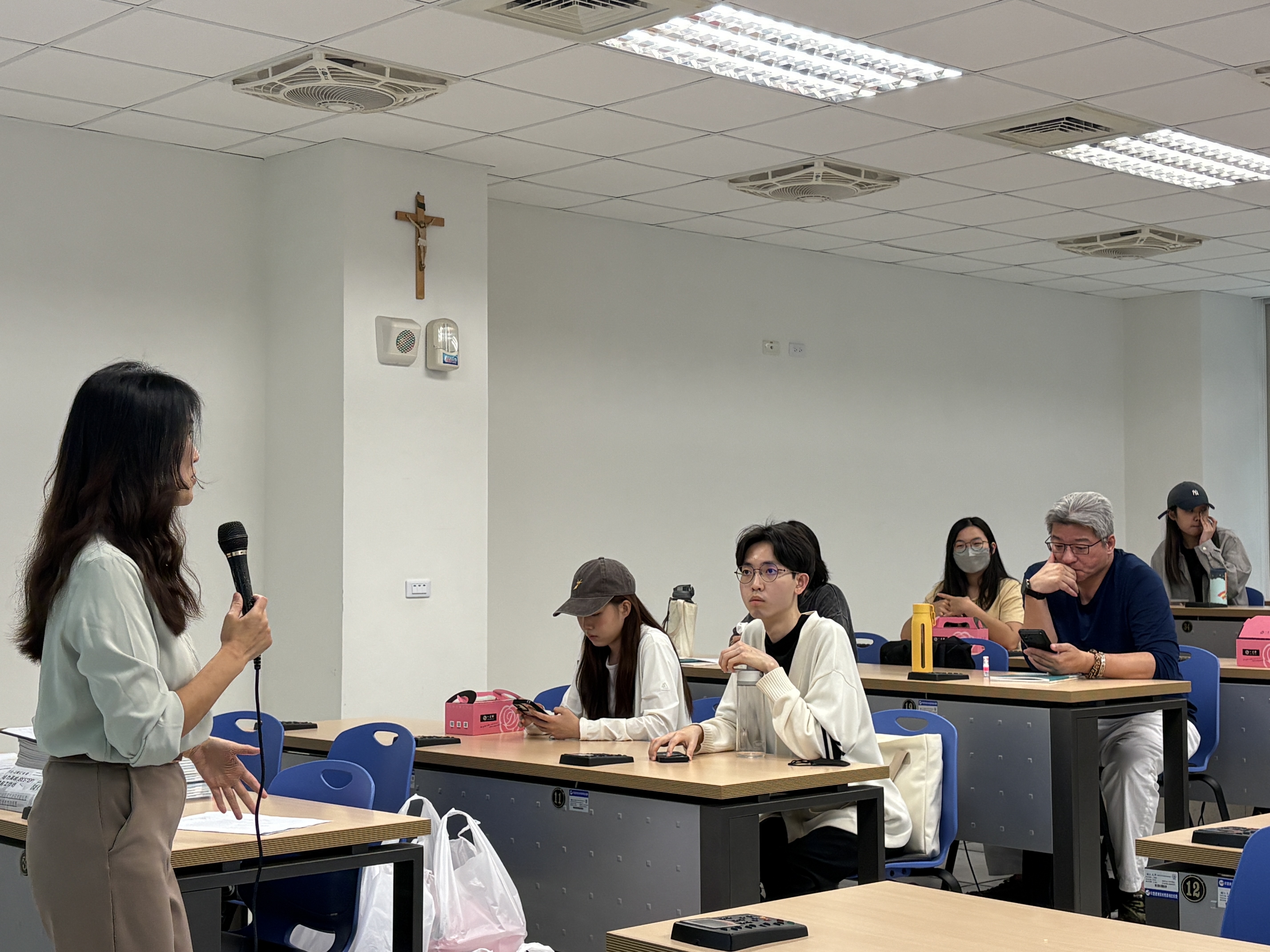 本校全人中心徐慧蓮老師帶領口說測驗考前工作坊