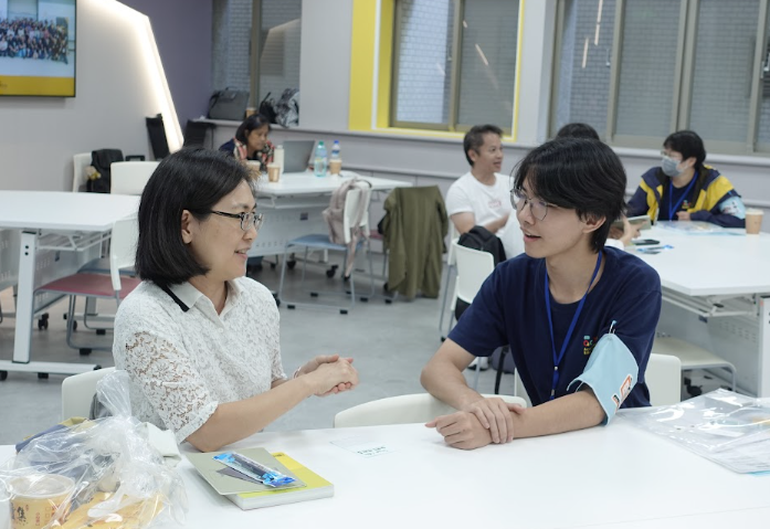 台大帶領員帶領輔仁大學師生小組討論
