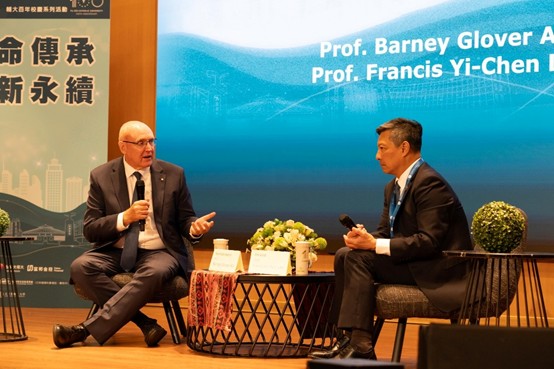 ▲澳洲職業技能署署長Barney Glover教授(左)與輔大藍易振校長(右) 對談討論高等教育與永