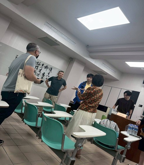 校內老師們在講座開始前向王新民老師請教課程如何融入AI