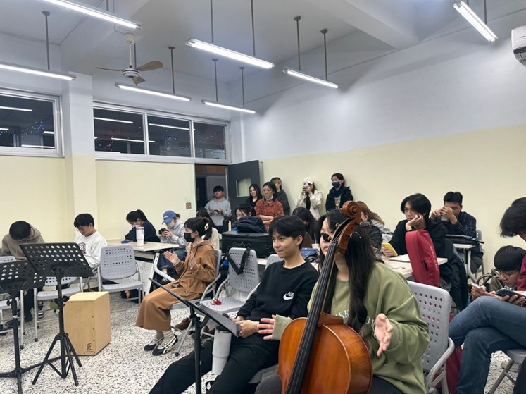 總驗收時，演出組外的其他組同學們為觀眾，檢視演出組的優點與需要改進之處