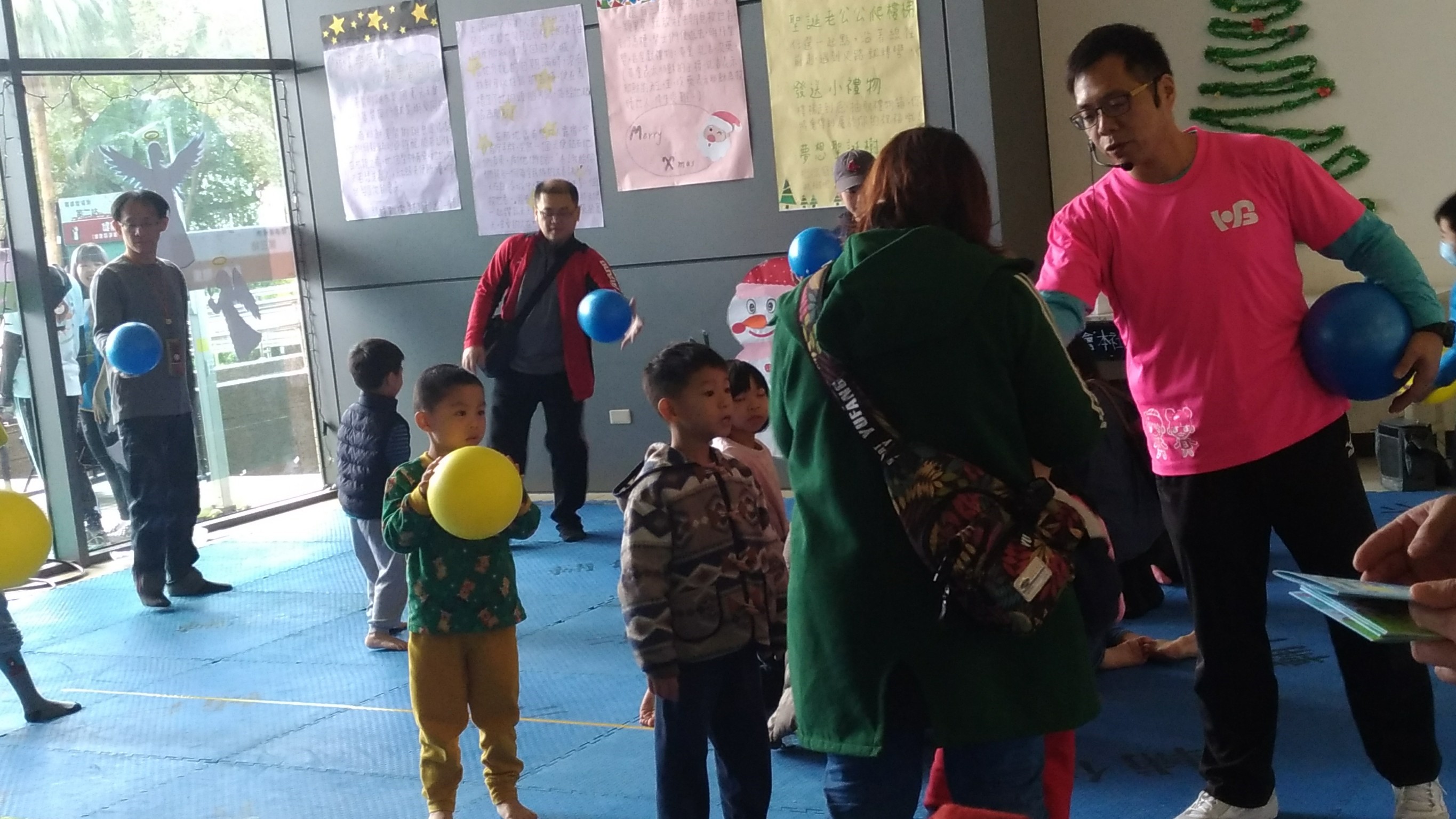 現場指導參加親子區活動的家長利用教具與孩子一起玩遊戲